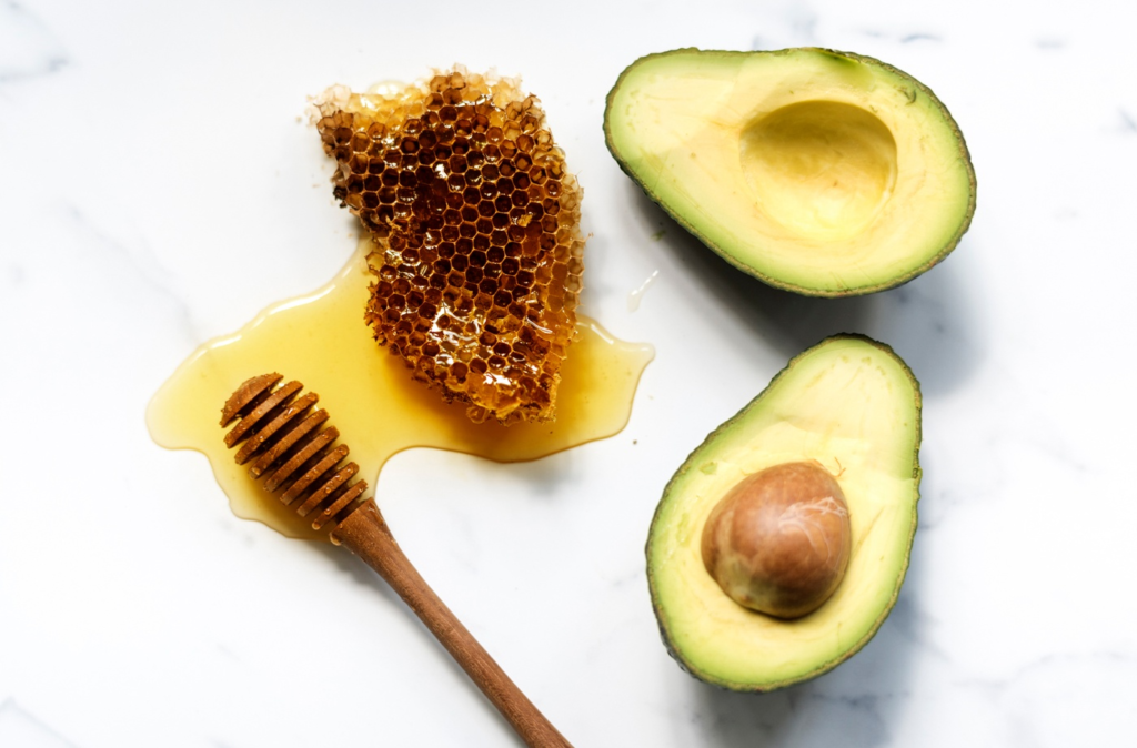 Avocado and Honey Mask: Deep Moisturization